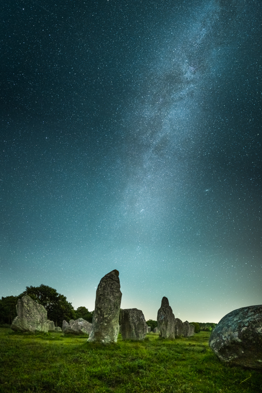 Foto van de Melkweg in Bretagne Frankrijk met menhirs op de voorgrond