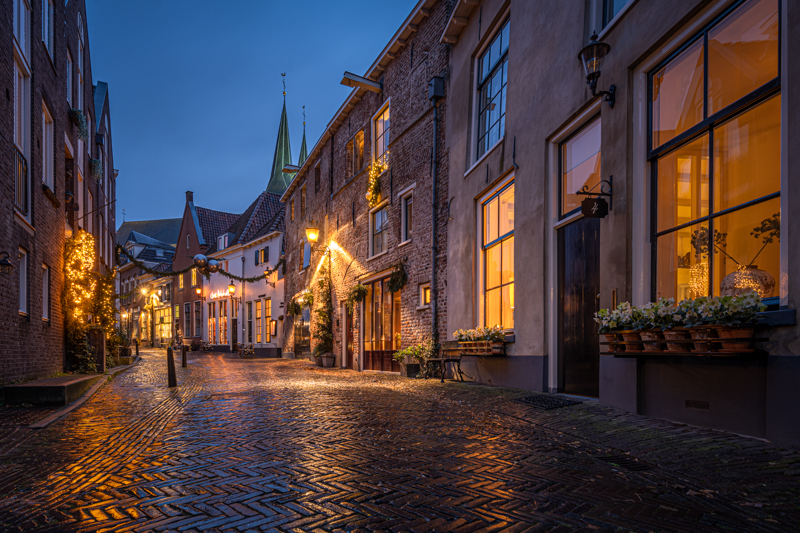 Foto van de binnenstad van Deventer in de avond