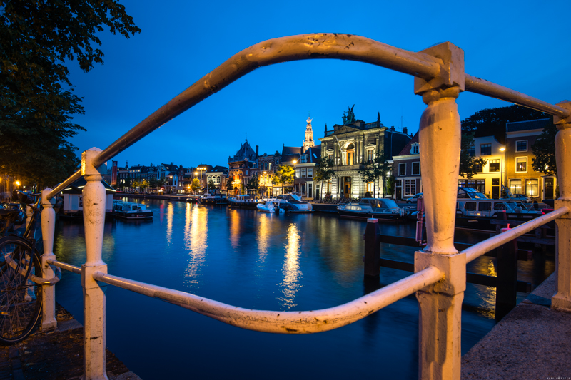 Foto van Haarlem, de rivier het Spaarne en Teylers Museum