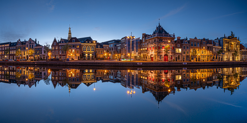 Foto van het Spaarne in Haarlem in de avond.
