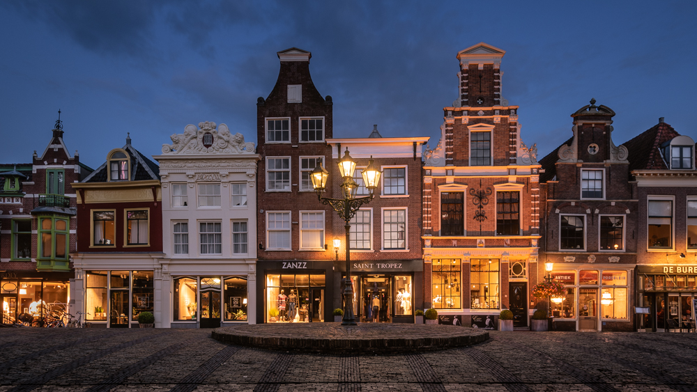 Foto van Alkmaar binnenstad oude panden aan de Gewelfde Stenenbrug