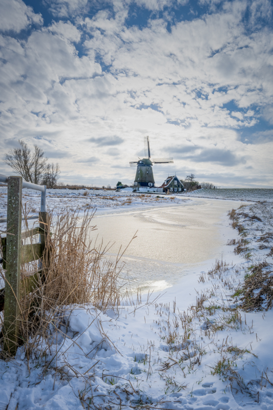 Foto van molen in de winter Holland