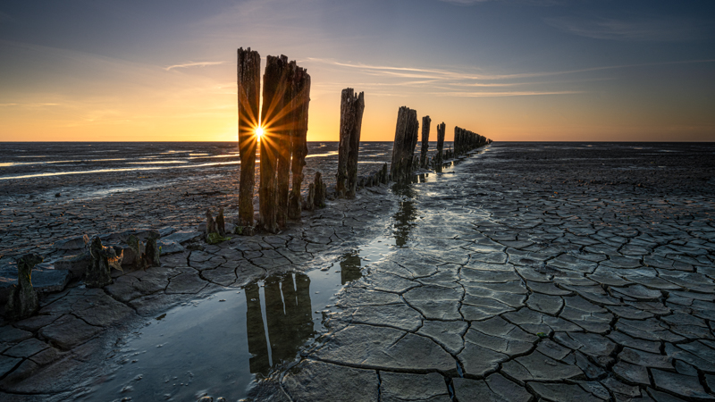 Foto van de Waddenzee, het wad met zonsondergang